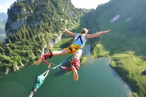 激情对决！同城德比战引爆全场，球迷狂欢夜