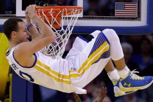 NBA总决赛激战正酣，勇士队逆转取胜，库里独砍40分创纪录