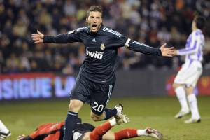 萨拉赫离场风波持续发酵，利物浦内部呼吁冷静处理，强调非一时冲动决定