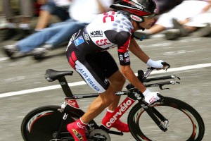 中国游泳队巴黎奥运备战冲刺 新星崛起老将坚守