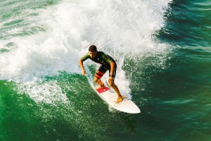 德甲联赛激战正酣，拜仁慕尼黑紧追勒沃库森，争冠悬念再起