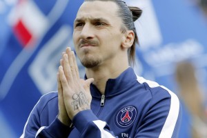 约基奇化身暴力美学代言人！运球突破起飞，迎着双人防守单臂炸裂隔扣震撼全场