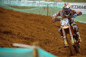 国际足联重拳出击！多名球员因违规遭禁赛，俱乐部收到巨额罚单