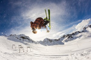 梅西梅开二度助迈阿密国际逆转取胜，球迷高呼‘GOAT’致敬传奇